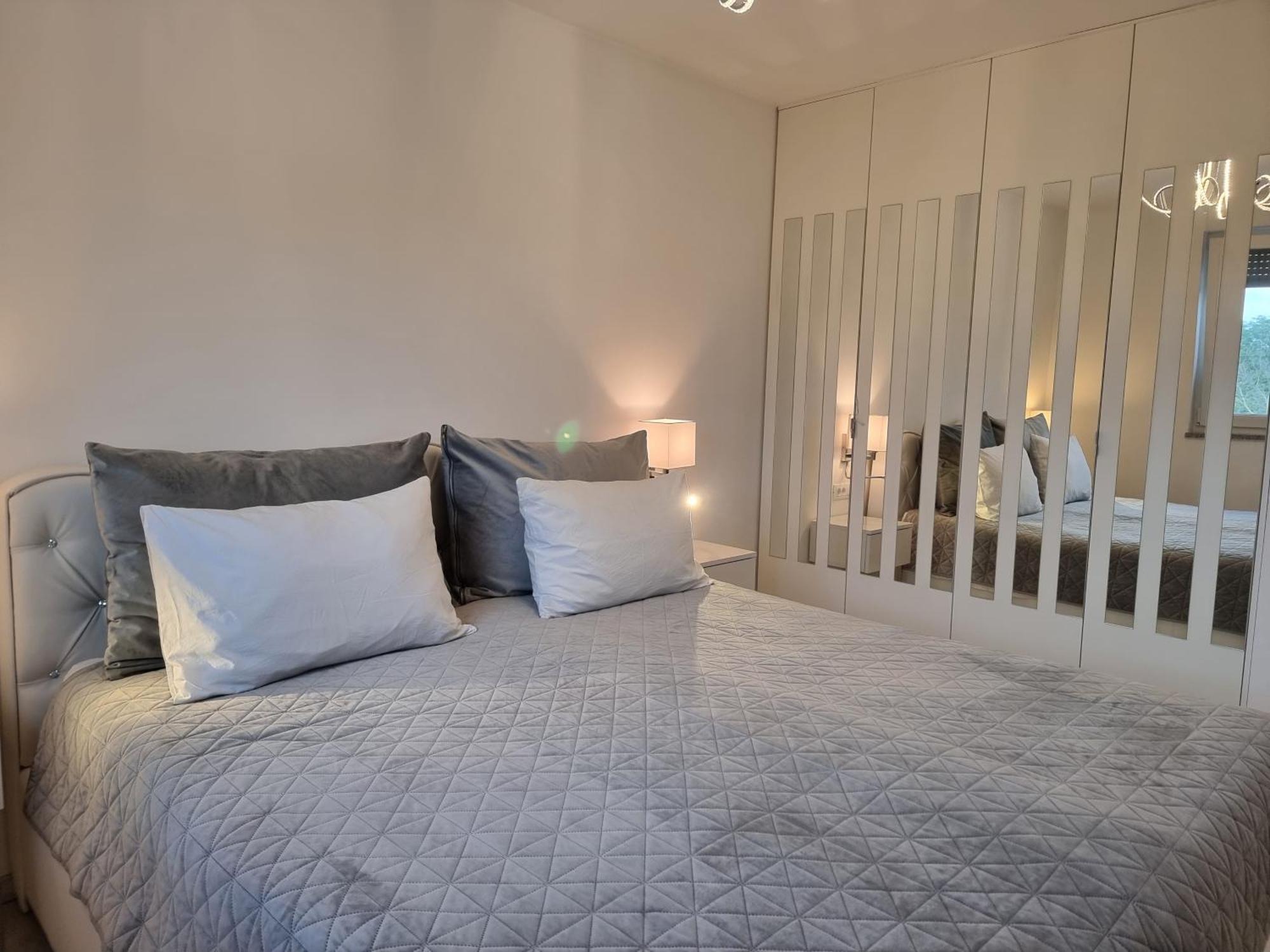 Luxury Apartment *